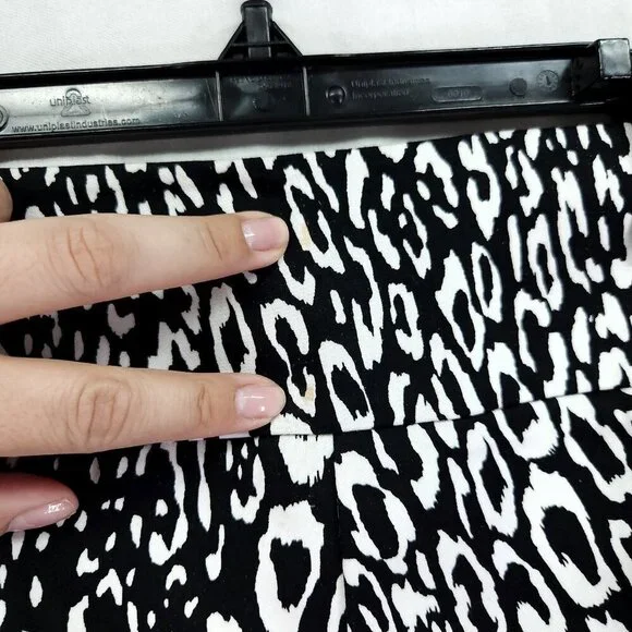 Guess By Marciano Pants Size 4 Animal Cheetah Print Zip Ankle 28" Inseam - Picture 3 of 15